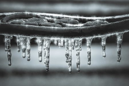 et bilde av frost for å beskrive artikkelen om å beskytte rør mot frost